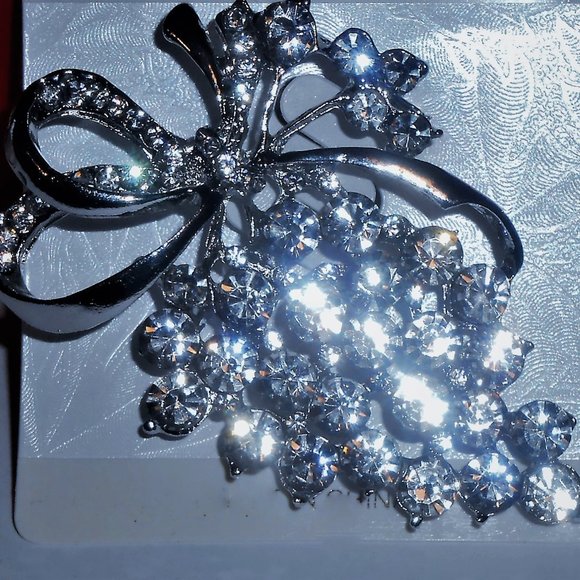 Cluster of Grapes Brooch - Picture 6 of 11